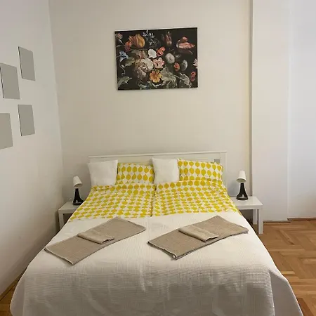 Julia Apartment *
