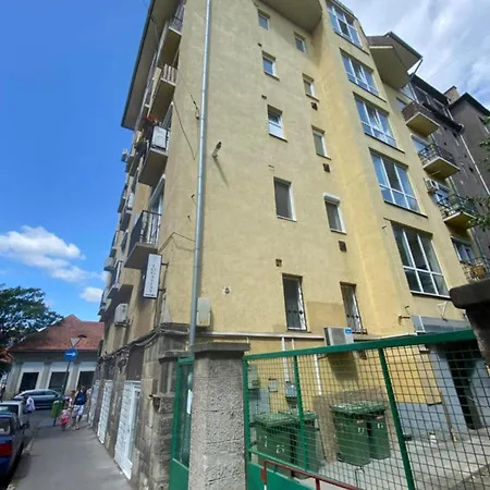 Julia * Budapest