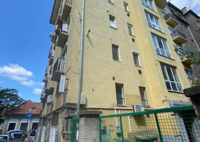 Julia * Budapest